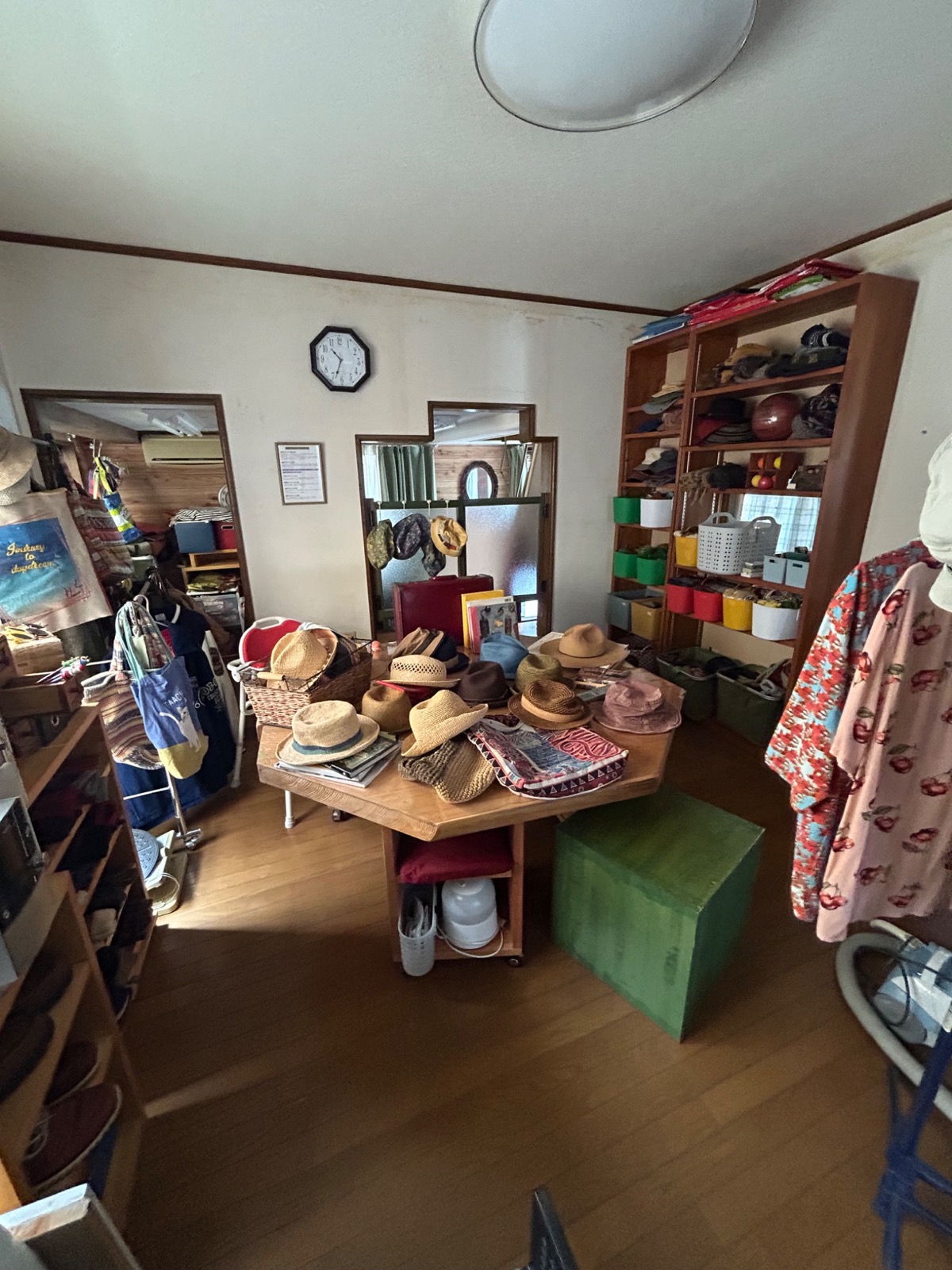 帽子やバッグが並ぶ古着部屋の全景