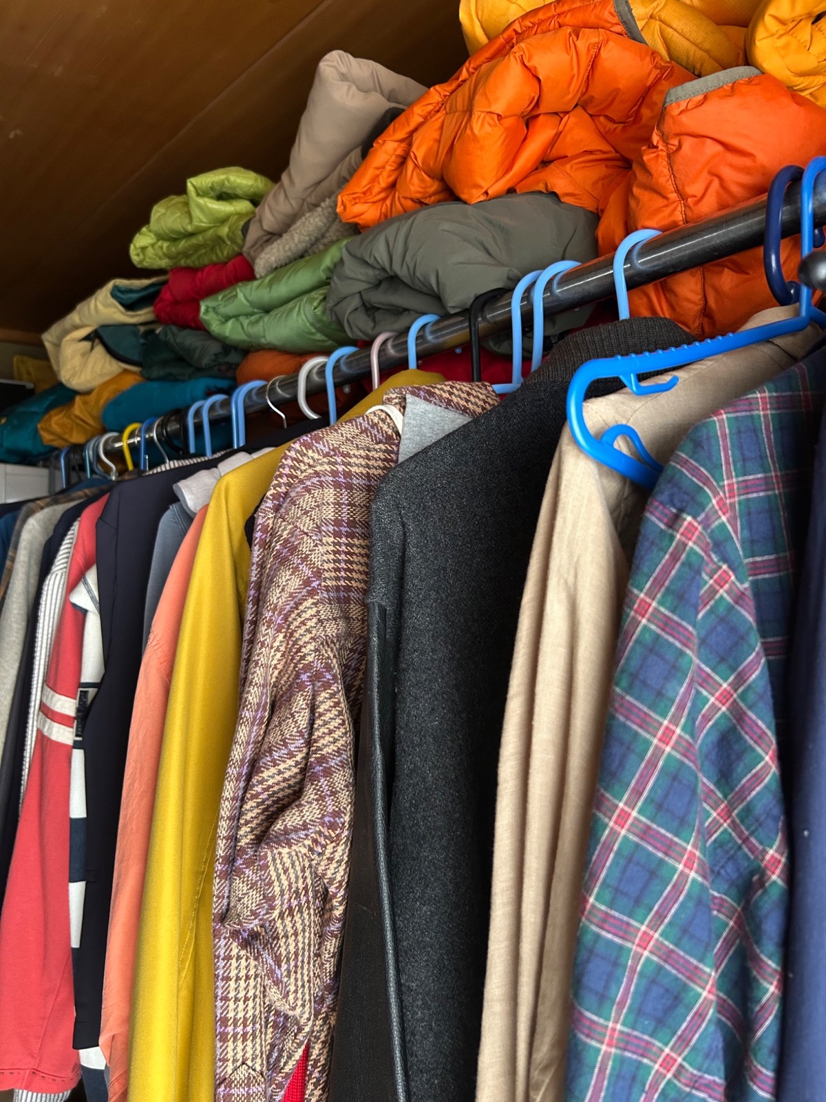 棚の上の服と下段のラックに並ぶたくさんの古着