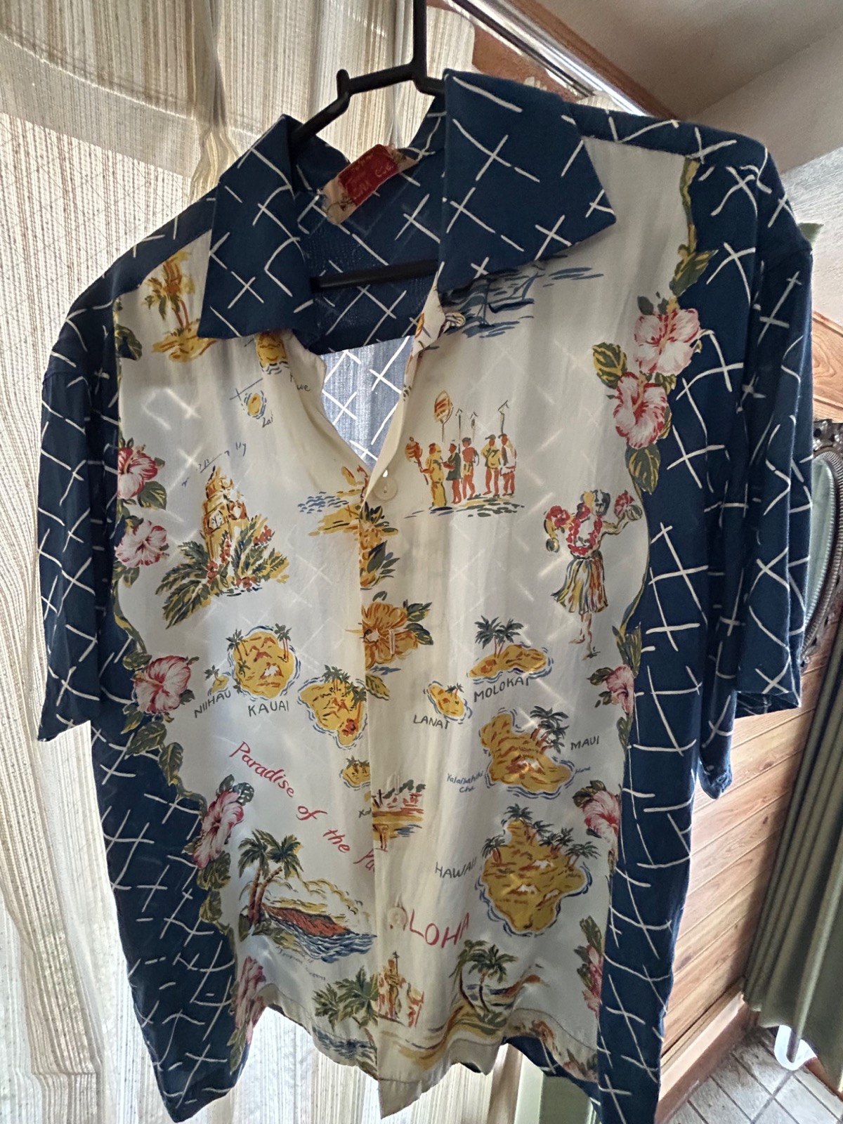 鮮やかな柄のアロハシャツ