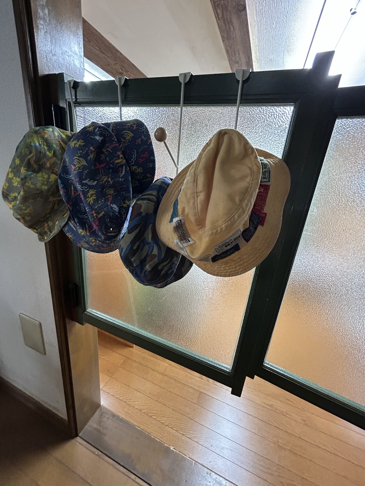 室内の扉に掛けられた帽子