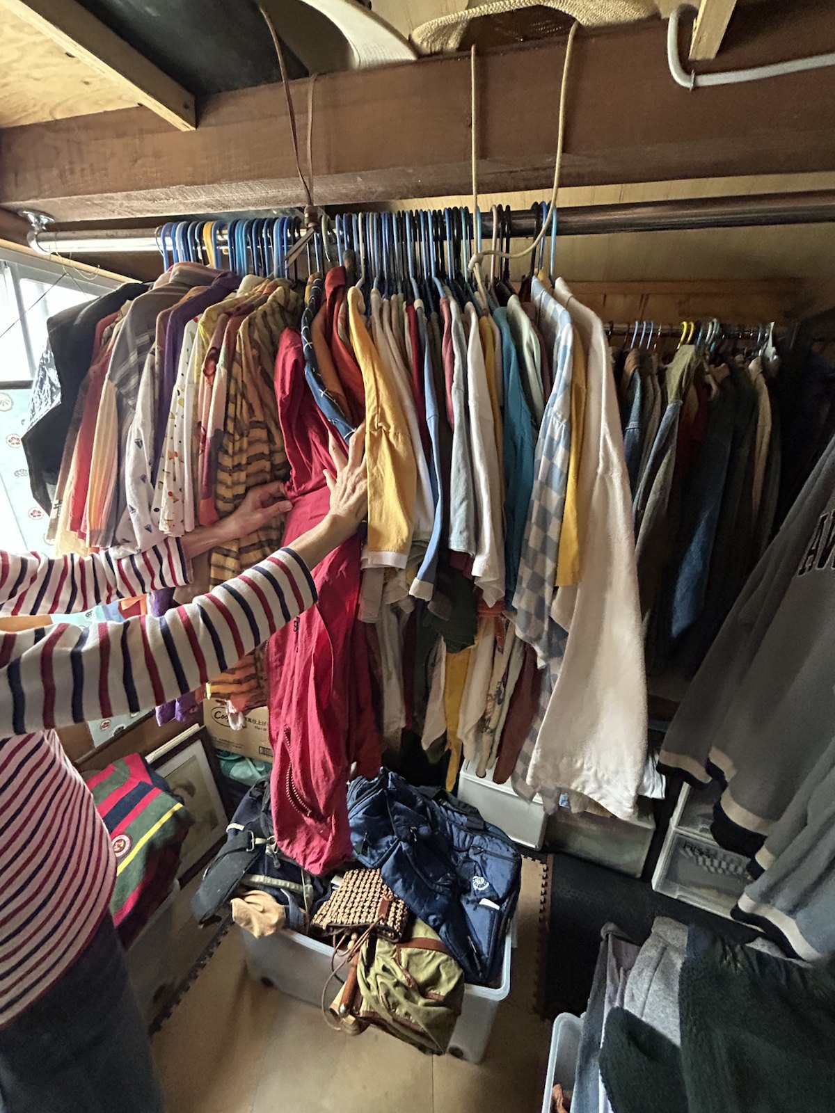 たくさんの服が掛けられたラック